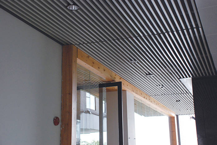 室內(nèi)家裝行業(yè)采用金屬建材木紋鋁方通材料吊頂裝修效果實拍展示